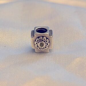 Pandora Retired/ RARE Genuine Silver “Cathedral Ceiling”w/ Peridot Crystal charm